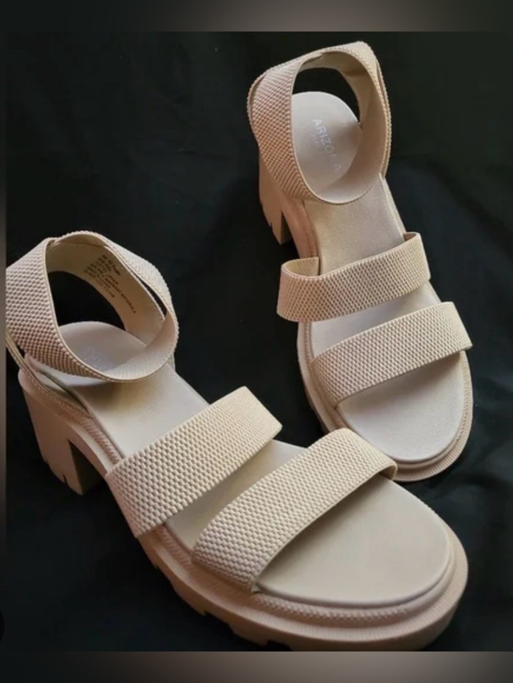 NWT ARIZONIA JEAN CO SIZE 10M Comfort Chunky Heel Sandals in Beige